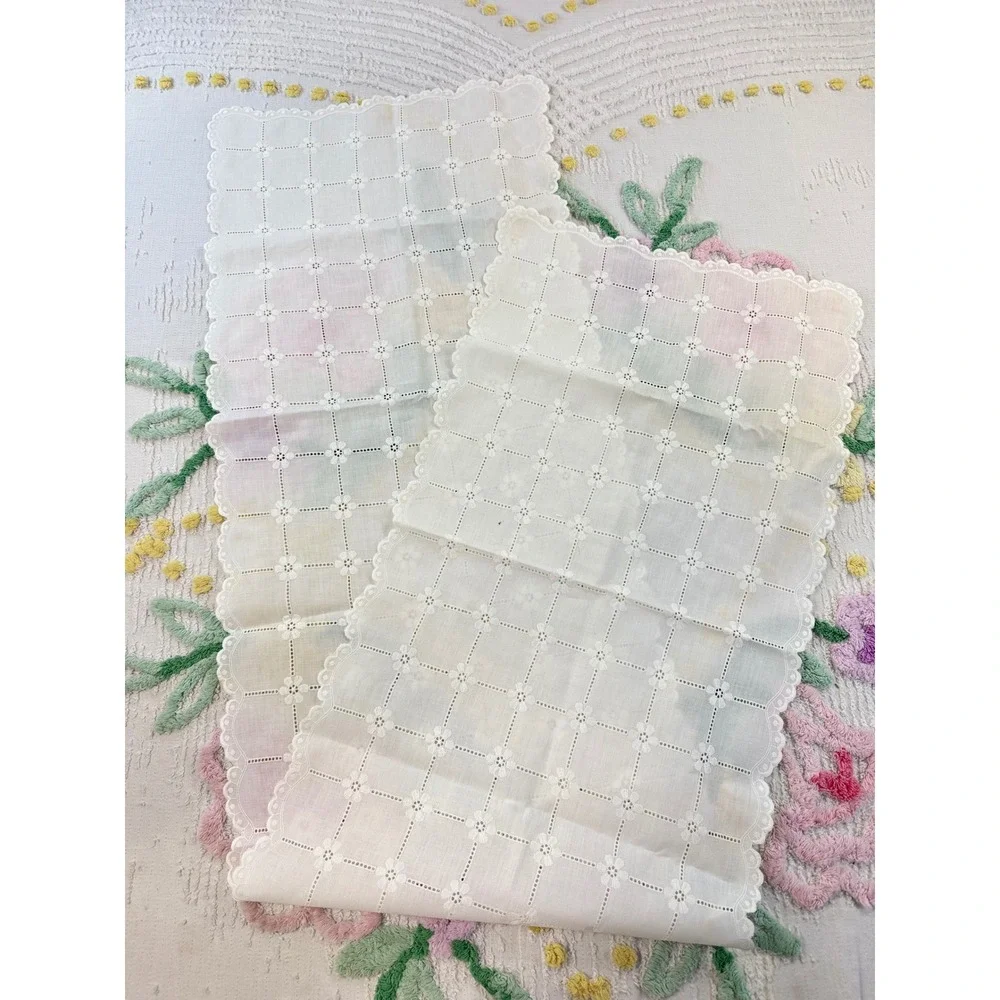 Vintage White Eyelet Floral Cotton Table Runner Scalloped Edge